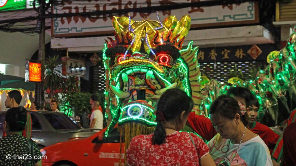 Der leuchtende Drachen wird von mehreren Personen bei Straßenparaden herumgetragen. Dieser Drachen ist bunt und beleuchtet. Er symbolisiert Glück sowie das Vertreiben böser Geister.