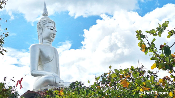Wat Roi Phra Putthabat Phu Manorom