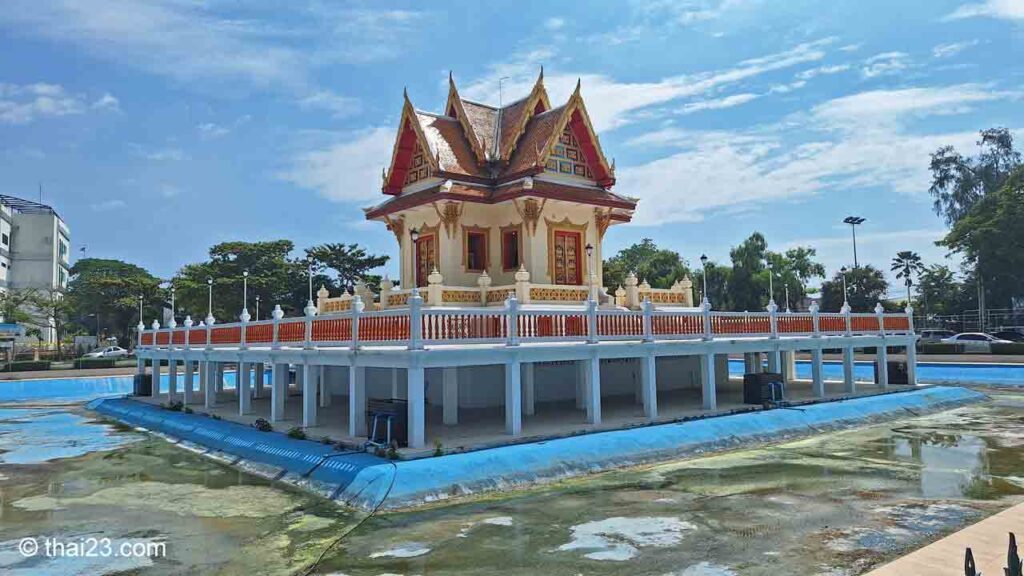 buddhistische Schrein "Hor Phra Puttha Angkhirot Rayong" (หอพระพุทธอังคีรส)