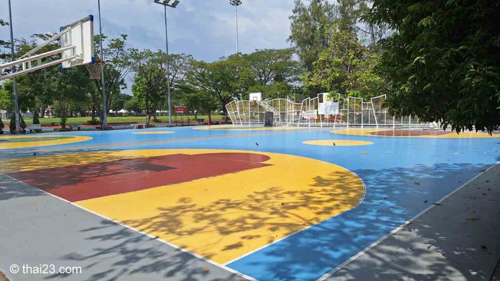 Basketball Platz zur kostenlosen Nutzung im Park