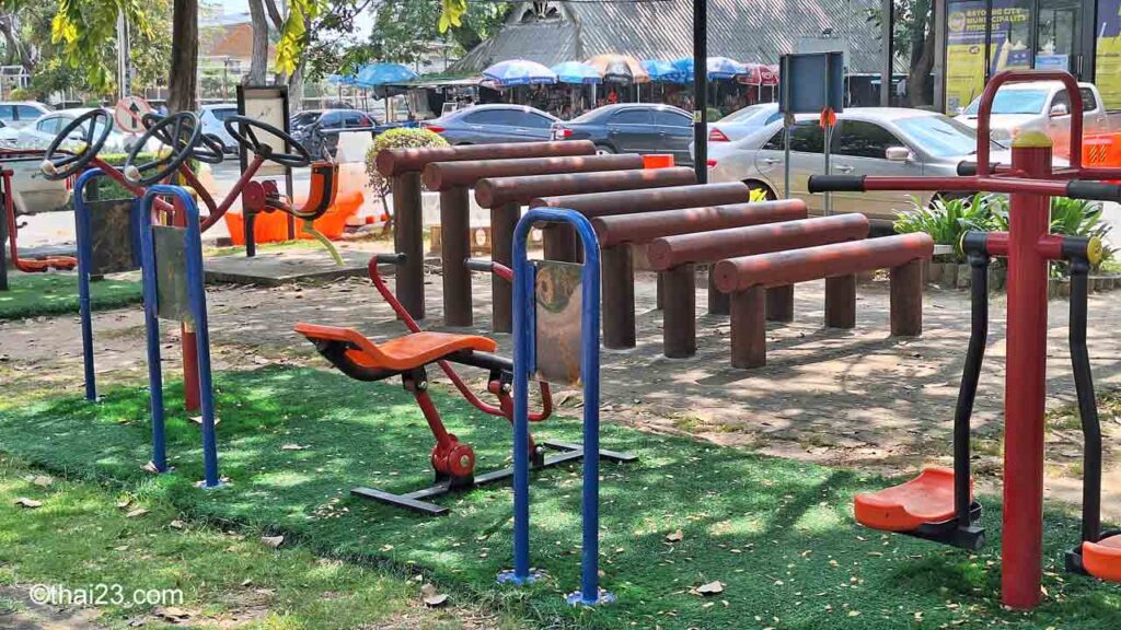 Im Park gibt es viele Fitnessgeräte zur kostenlosen Nutzung