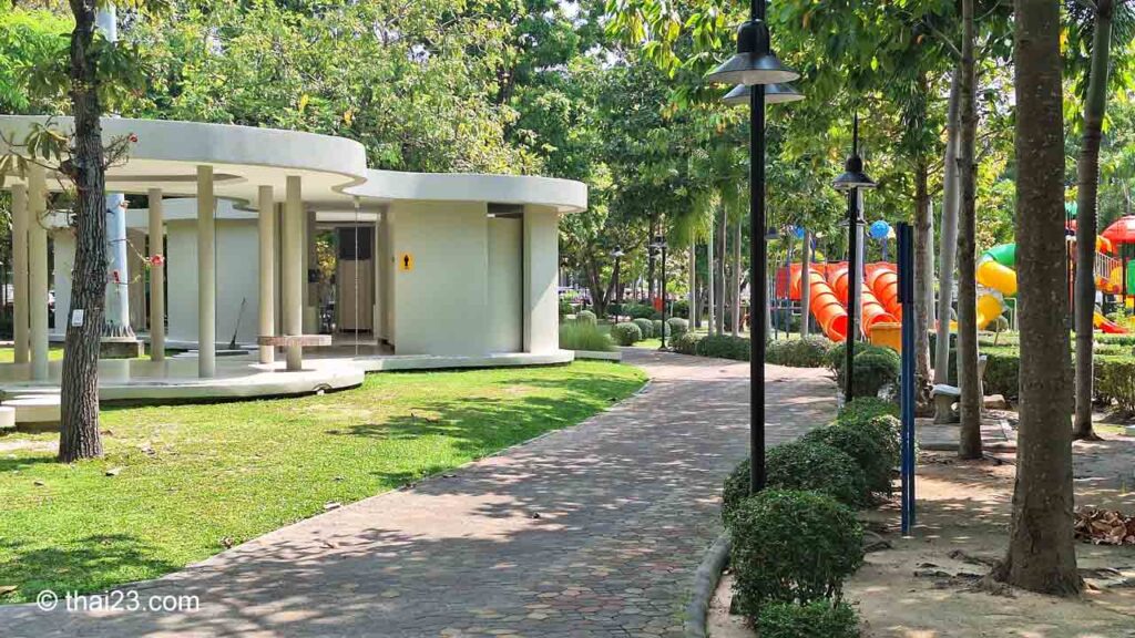 moderne Toiletten im Park