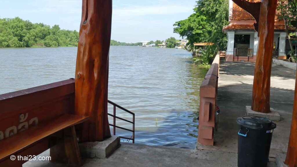 Bang Pakong Fluss. Im Hintergrund Schwimmender Markt Bang Khla