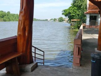 Bang Pakong Fluss. Im Hintergrund Schwimmender Markt Bang Khla