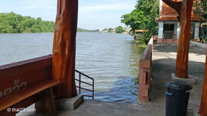 Bang Pakong Fluss. Im Hintergrund Schwimmender Markt Bang Khla