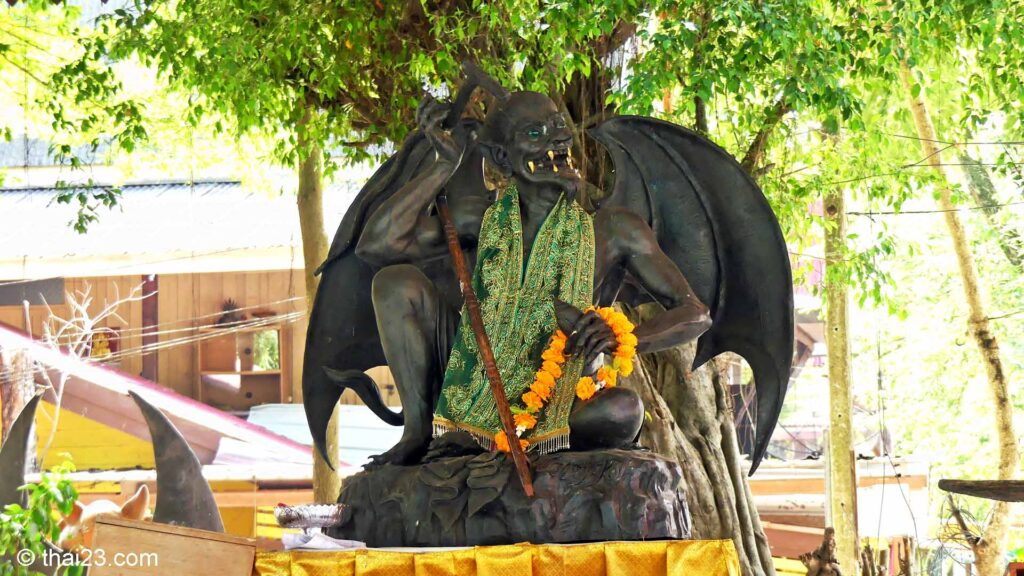Die Flughund Statue ist ein Wahrzeichen des Tempels und ein Hinweis auf die berühmten lebenden Flughunde, die Wat Pho Bang Khla so einzigartig machen.