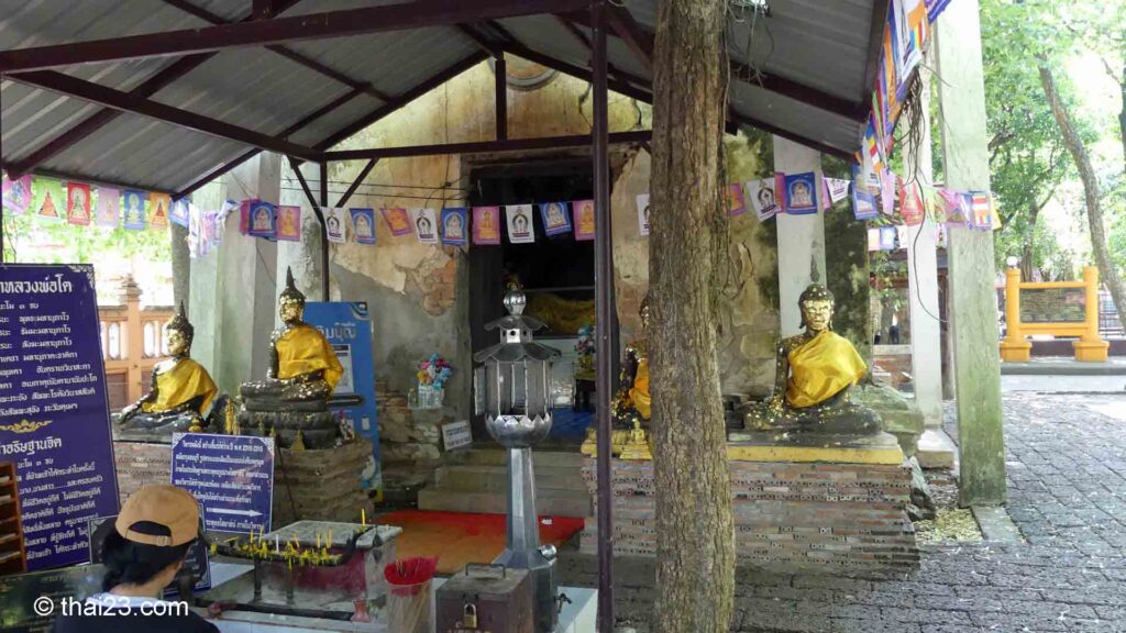 Alter Schrein im Wat Pho Bang Khla wo man beten und Opfer darbringen kann.