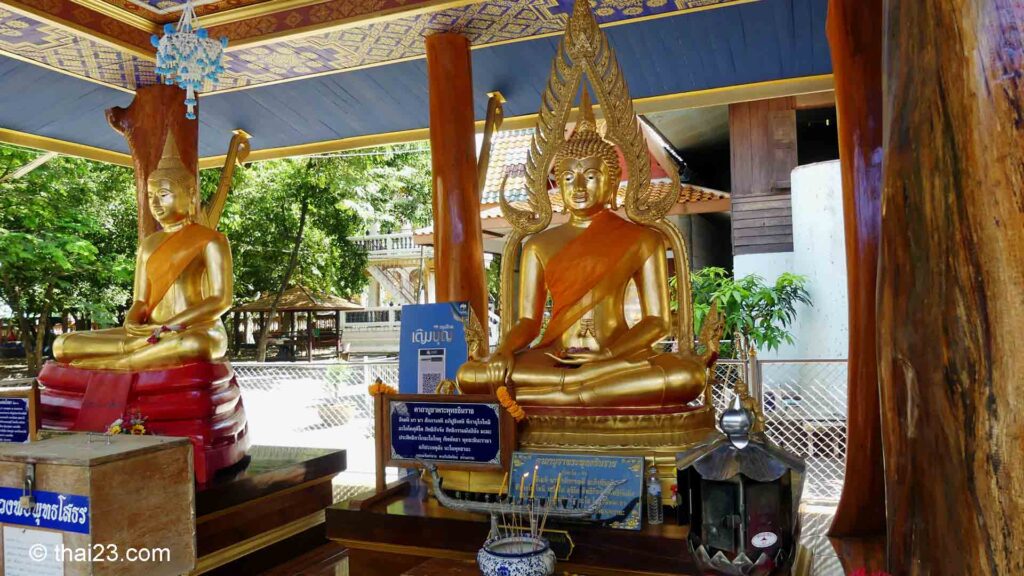 Schrein im Wat Pho Bang Khla mit zwei Buddhastatuen. Man kann dort beten und Opfergaben geben.