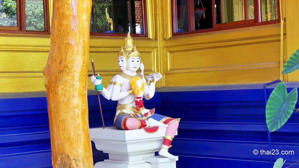 Die Statue Phra Phrom symbolisiert Schutz, Wohlstand, Weisheit und ist in Thailand die Verehrung des hinduistischen Schöpfergottes Brahma.