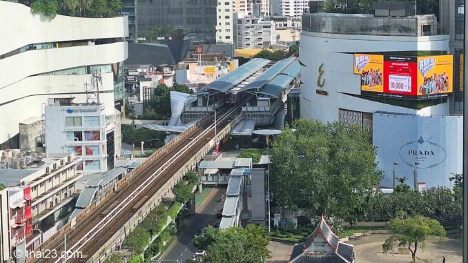Sukhumvit Road unter der BTS Linie beim Emporium