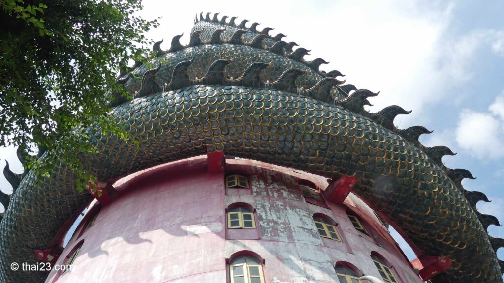 Drachen um den Turm Wat Sampham