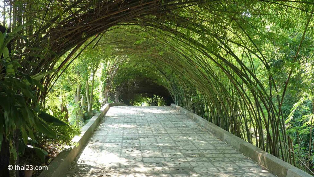 Wat Samphran - Himmlischer Weg